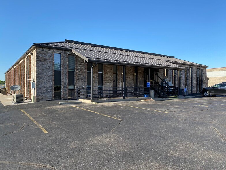 More Photos Of 1810 Crestview Dr, Hudson Office For Lease