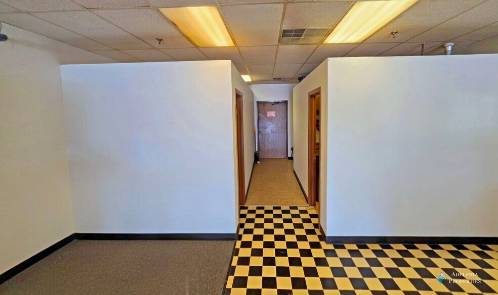 More Photos Of 273 W Elk Trl, Carol Stream General Retail For Lease