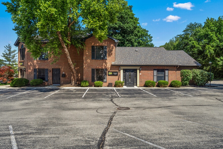 Primary Photo Of 830 E Franklin St, Centerville Medical For Sale