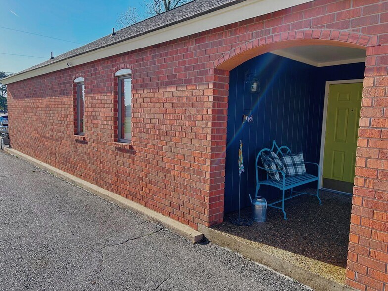 More Photos Of 1816 S Buerkle St, Stuttgart Office For Sale