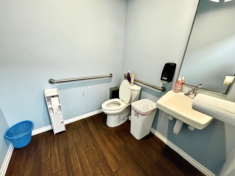More Photos Of 910 Old Camp Rd, Lady Lake Medical For Lease