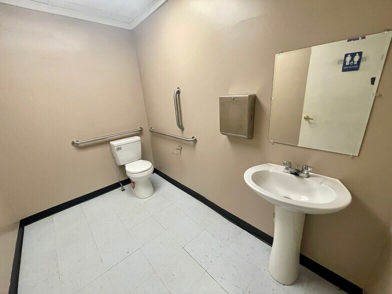 More Photos Of 718-720 Midland Ave, Midland Storefront Retail Office For Lease