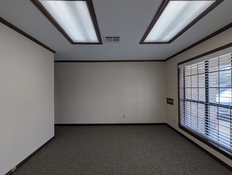 More Photos Of 8141 Gladys Ave, Beaumont Office For Lease
