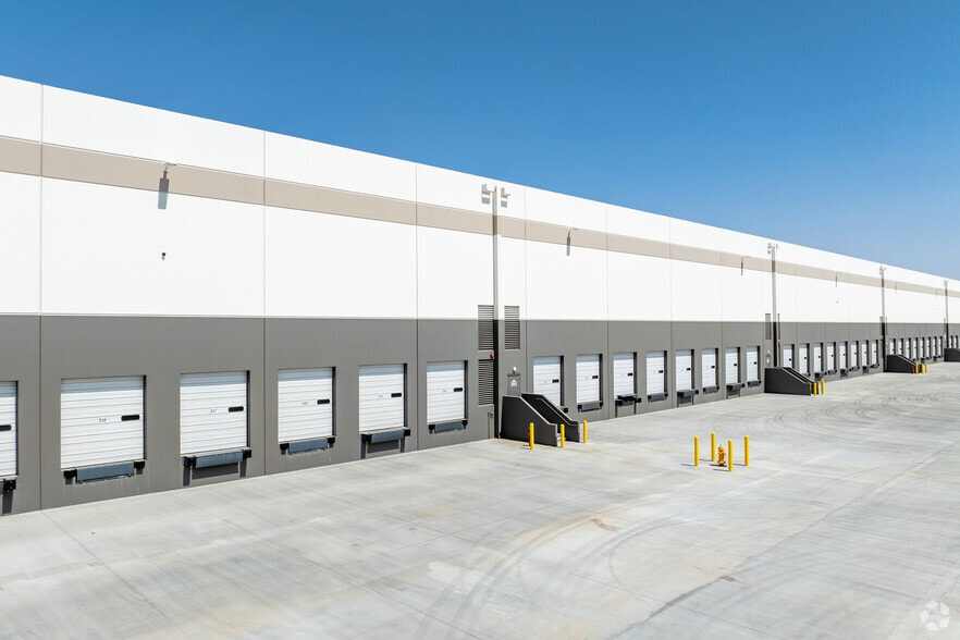 More Photos Of 8130 Caliente Rd, Hesperia Distribution For Lease