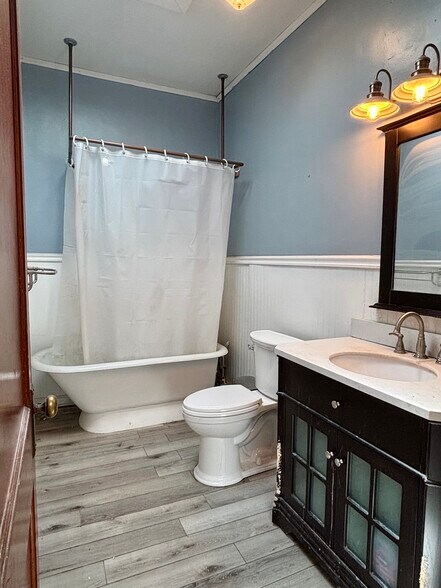 More Photos Of 221 W Washington St, Marquette Flex For Sale