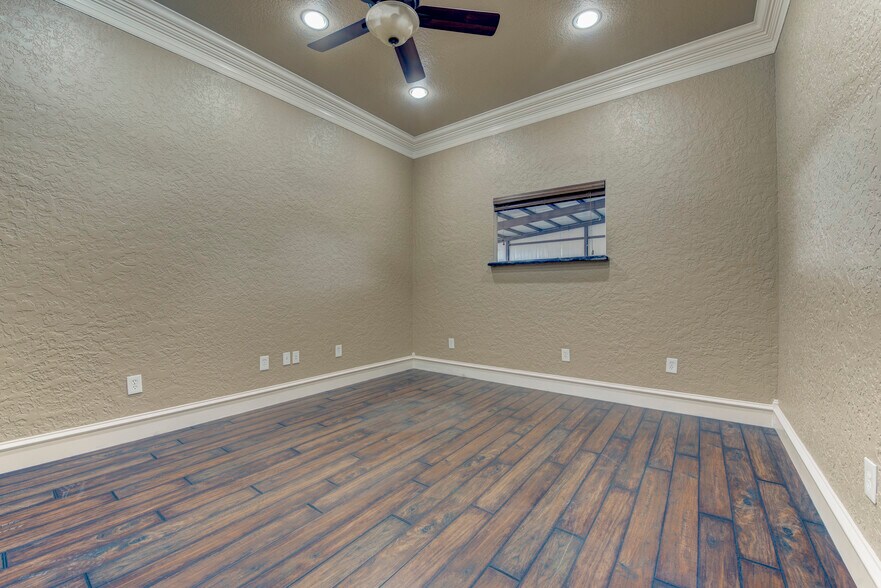 More Photos Of 11180 Cox Rd, Conroe Warehouse For Lease