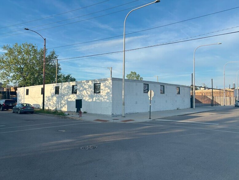Primary Photo Of 2048 W Hubbard St, Chicago Showroom For Lease