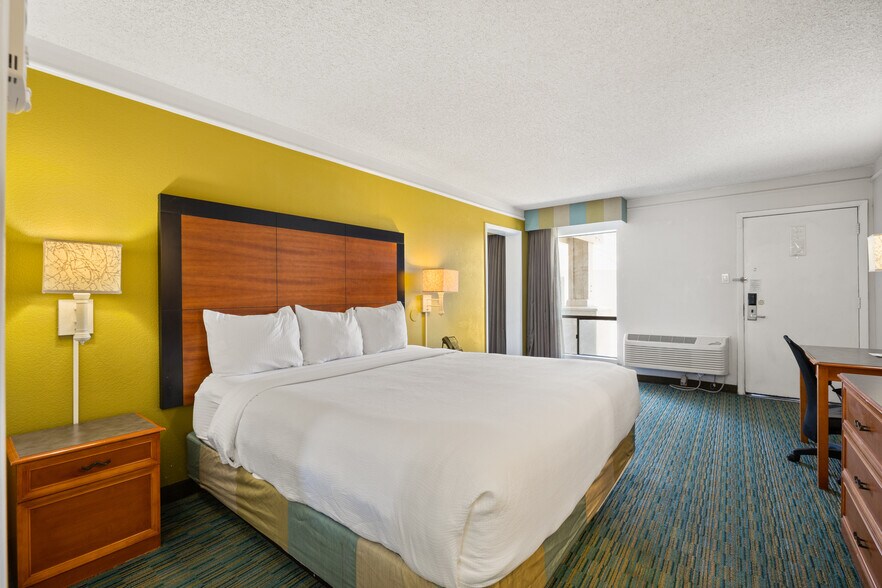 More Photos Of 2510 W Greenway Rd, Phoenix Hotel For Sale