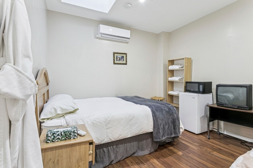 More Photos Of 135 Jarvis St, Toronto Hotel For Sale