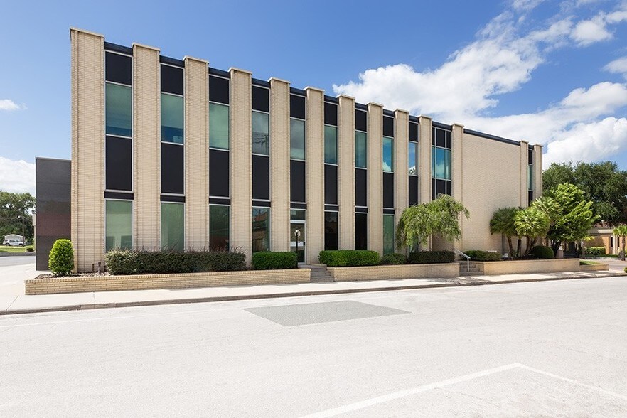 More Photos Of 201 S Ohio Ave, Live Oak Bank For Lease