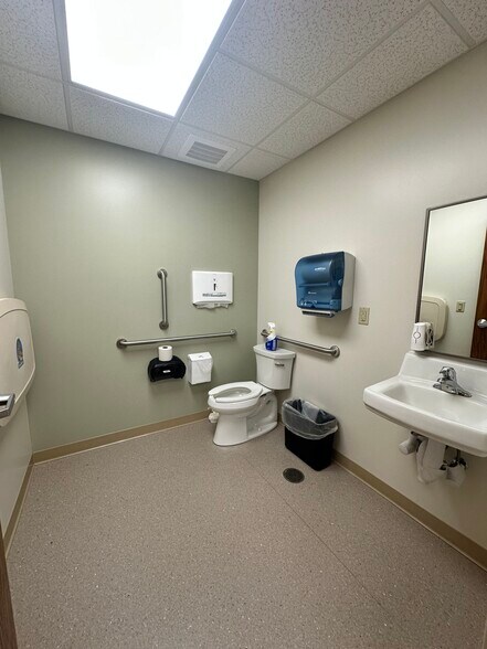 More Photos Of 206 W Main St, New London Medical For Sale