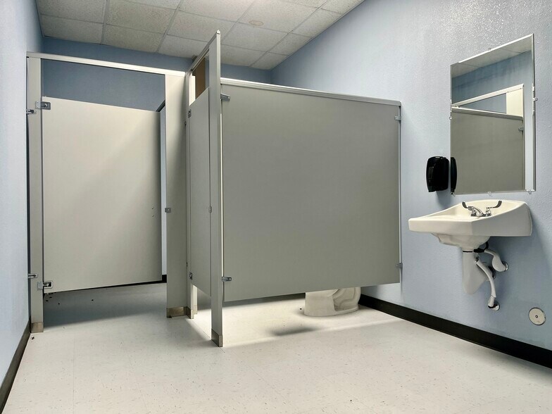 More Photos Of 102 W Dallas St, Llano Storefront Retail Office For Lease