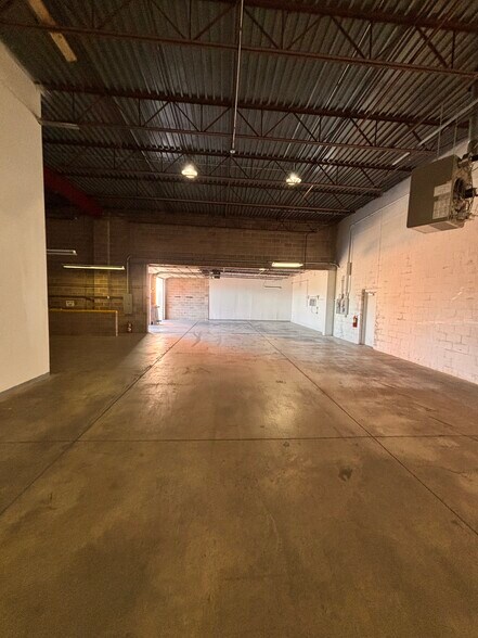 More Photos Of 1537 Vermont St, Des Moines Light Distribution For Lease