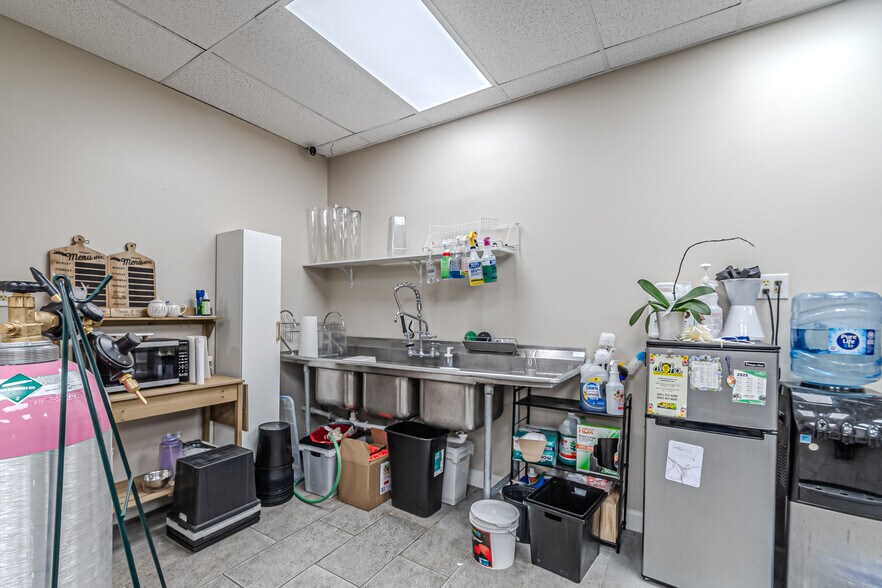 More Photos Of 16522-16536 Park Row, Houston Light Distribution For Lease