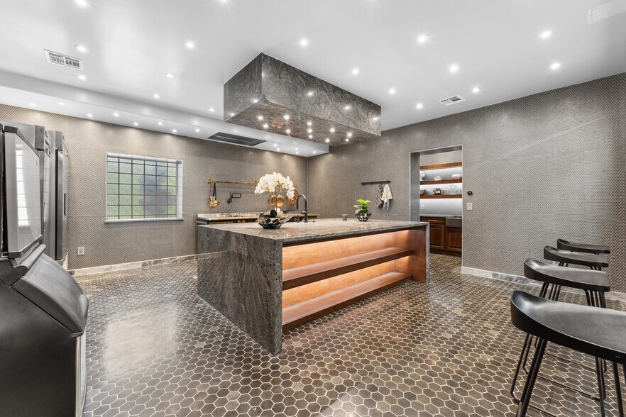 More Photos Of 1400 S Gribble St, Sherman Flex For Sale