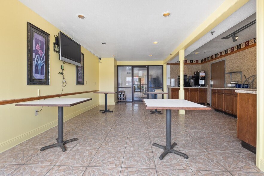 More Photos Of 912 US Highway 65/82 South, Lake Village Hotel For Sale