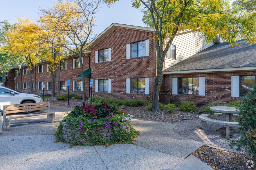 More Photos Of 600 Twelve Oaks Center Dr, Wayzata Unknown For Lease