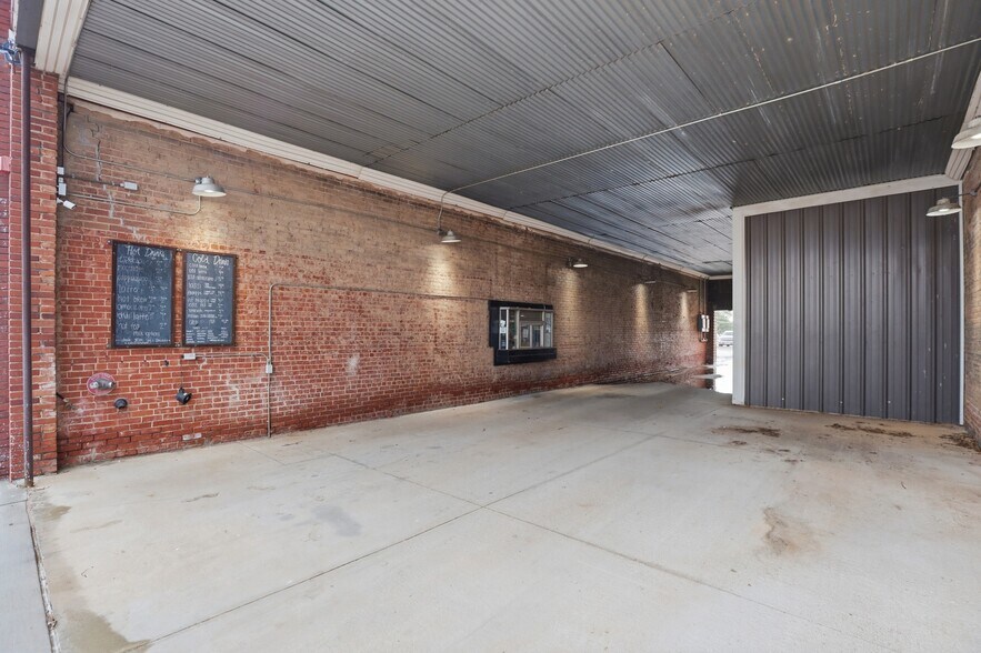More Photos Of 122 E Randolph Ave, Enid Storefront Retail Residential For Sale