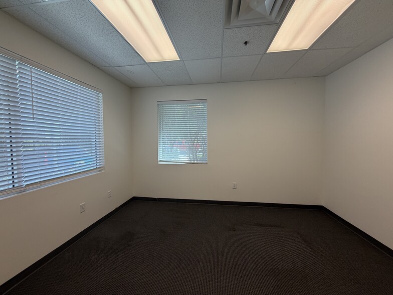 More Photos Of 575 NW Mercantile Pl, Port Saint Lucie Warehouse For Lease