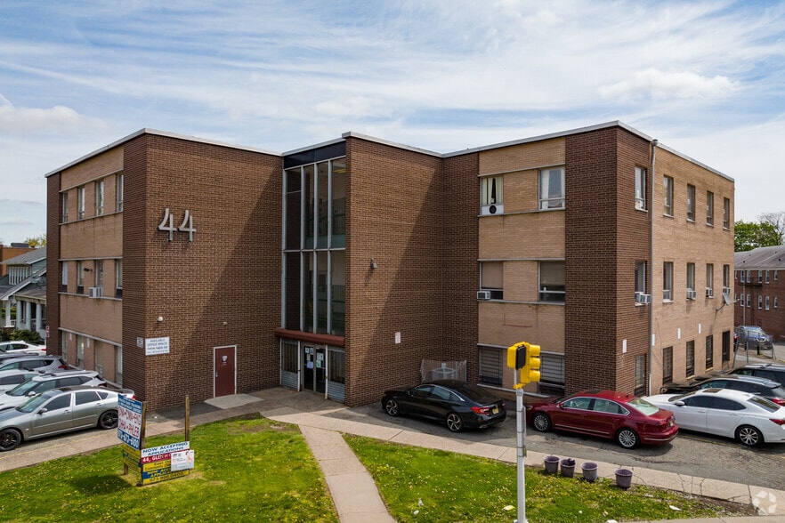 Primary Photo Of 44 Glenwood Ave, East Orange Office For Lease