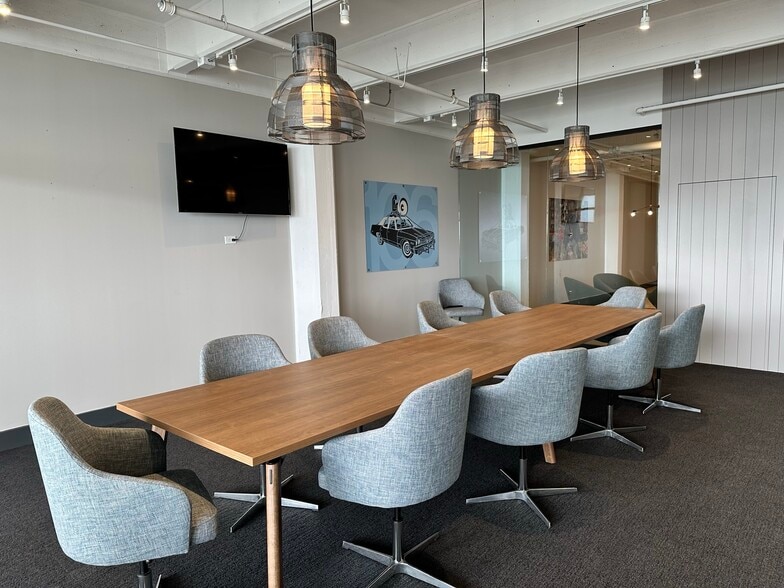 More Photos Of 329 W 18th St, Chicago Light Manufacturing For Lease