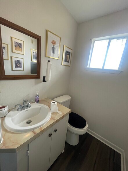 More Photos Of 214 S Burnside Ave, Gonzales Medical For Lease