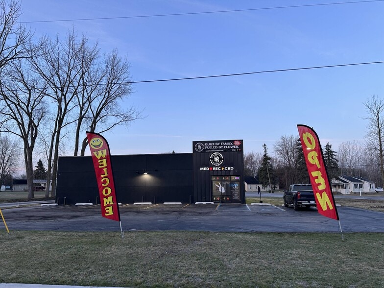 Primary Photo Of 3392 S Huron Rd, Bay City Storefront For Sale