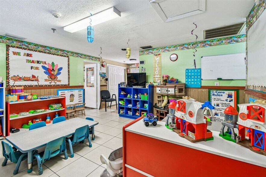 More Photos Of 9912 N Myrtle St, Tampa Daycare Center For Sale