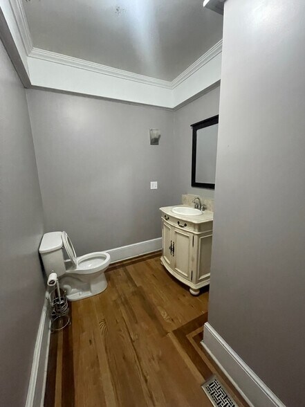 More Photos Of 1421 N Limestone St, Gaffney Office For Sale