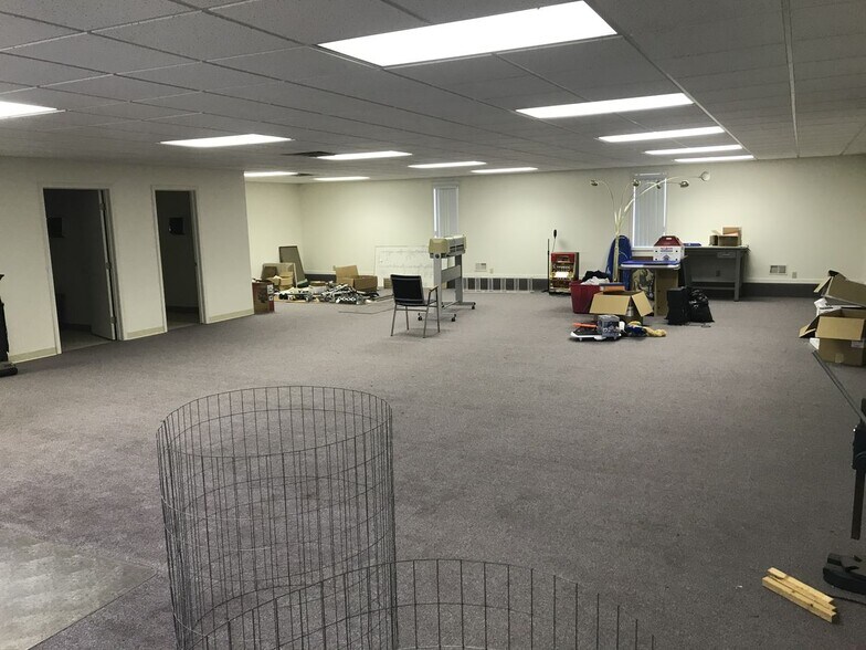 More Photos Of 820 Bridgeview N, Saginaw Office For Sale