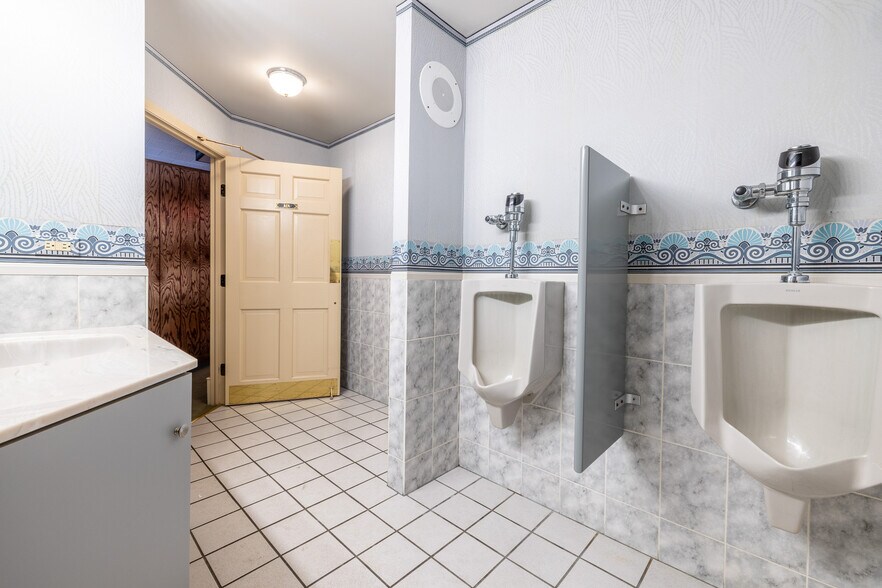 More Photos Of 12 N Pistakee Lake Rd, Fox Lake Freestanding For Lease