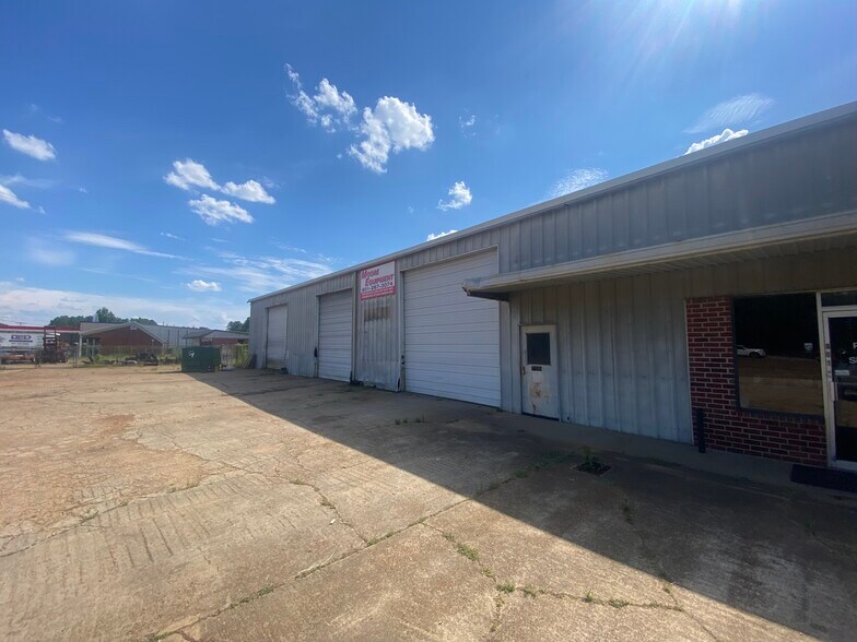 More Photos Of 801 MS-35 Hwy, Carthage Light Distribution For Sale