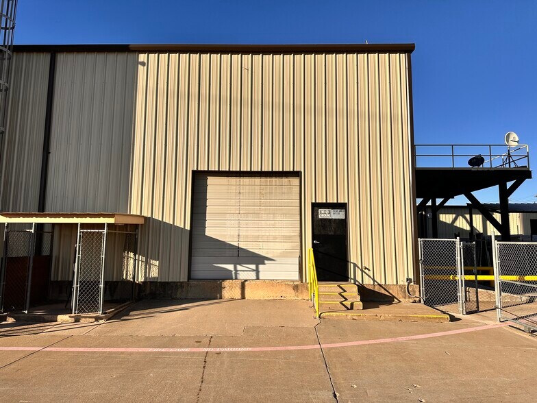 Primary Photo Of 418 E Jones St, Lewisville Manufacturing For Lease
