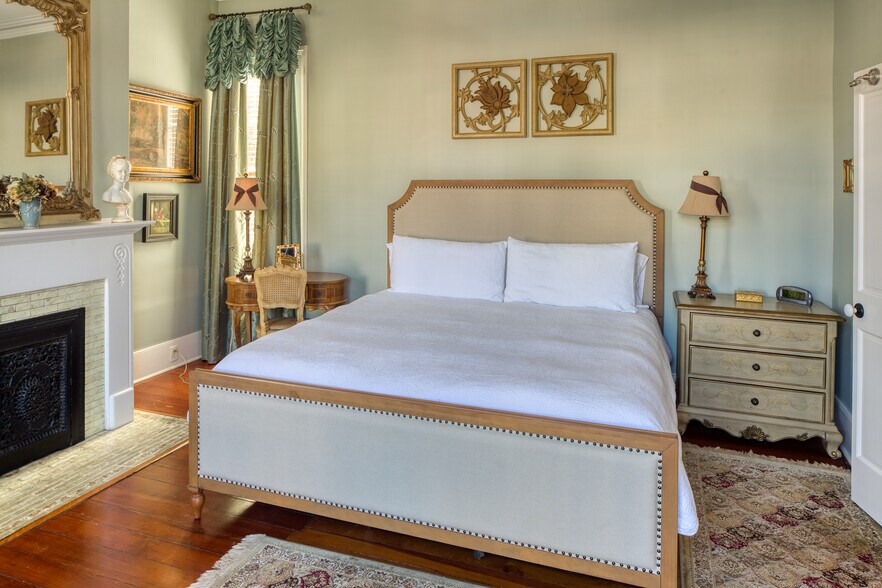 More Photos Of 14 E Taylor St, Savannah Specialty For Sale