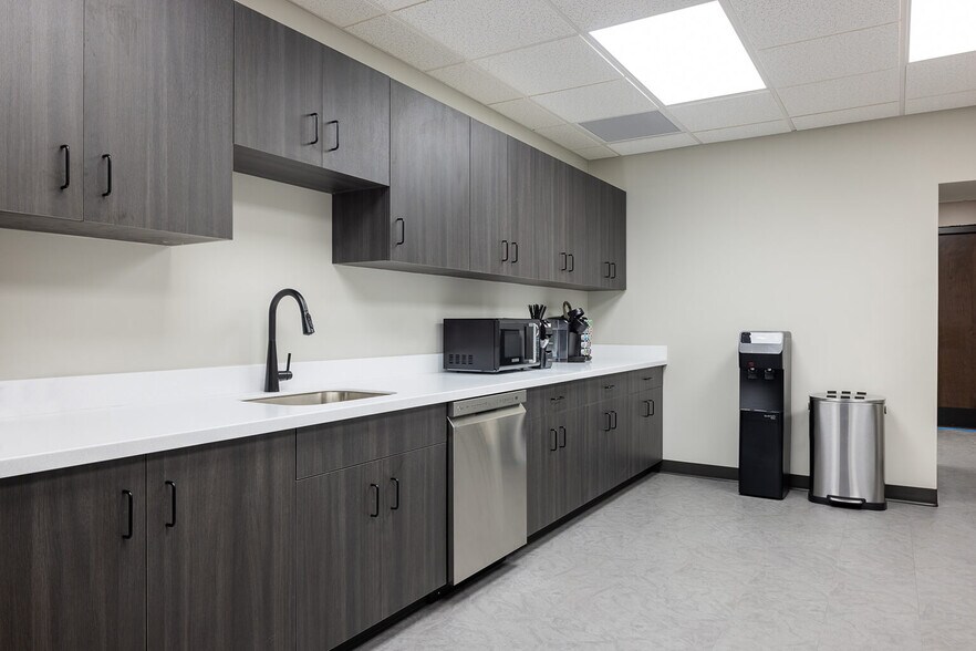 More Photos Of 1928 Union Blvd, Allentown Manufacturing For Lease