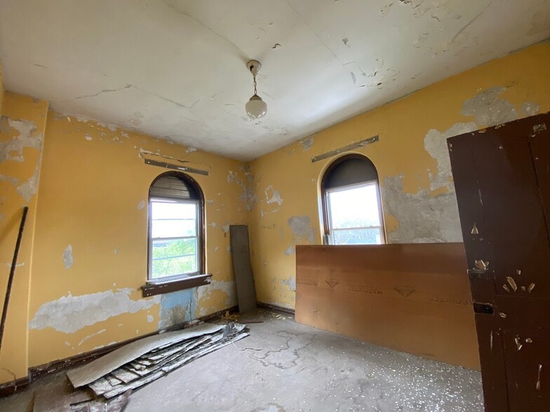 More Photos Of 947 Aisquith St, Baltimore Religious Facility For Sale