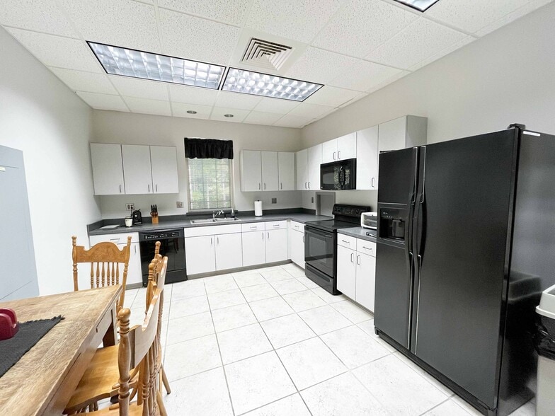 More Photos Of 400 Emery Dr, Birmingham Office For Lease