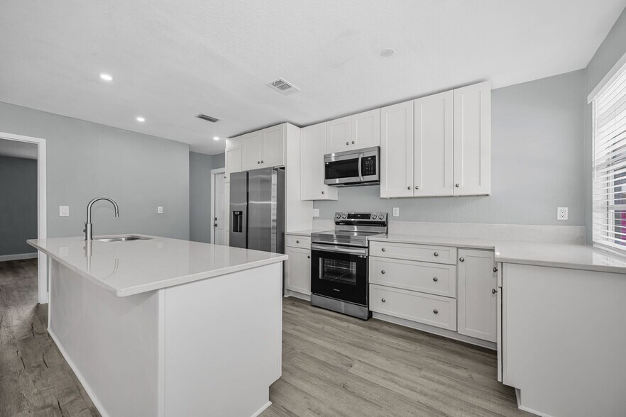 More Photos Of 1231 Illinois Ave, Palm Harbor Apartments For Sale
