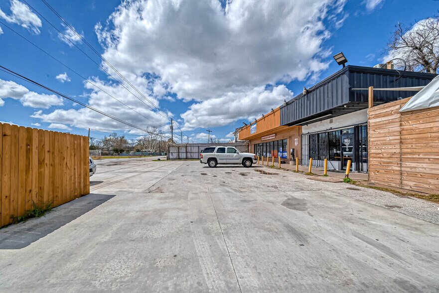 More Photos Of 515 Berry Rd, Houston Freestanding For Lease