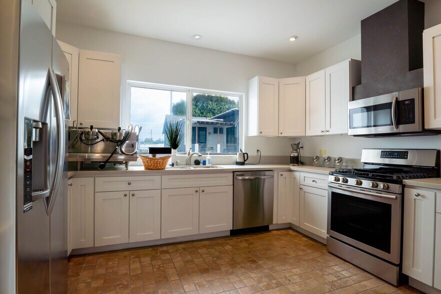 More Photos Of 1411-1413 Cloverfield Blvd, Santa Monica Apartments For Sale