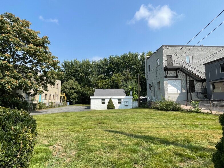 More Photos Of 260 Calvary St, Waltham Light Distribution For Lease