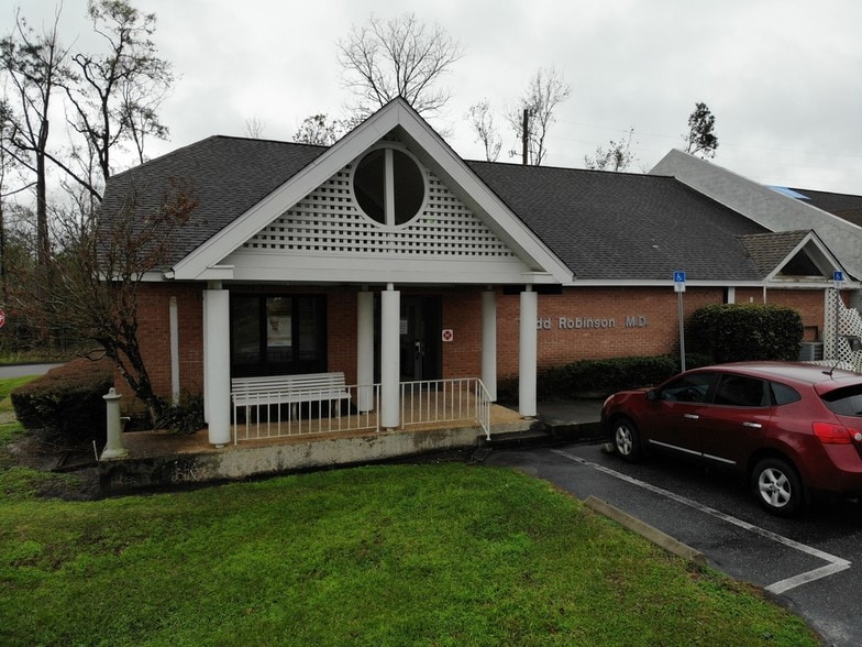 Primary Photo Of 4320 5th Ave, Marianna Medical For Lease