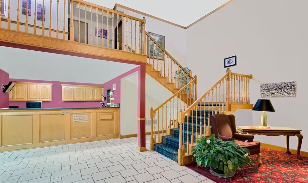 More Photos Of 109 W 8th St, Mound City Hotel For Sale