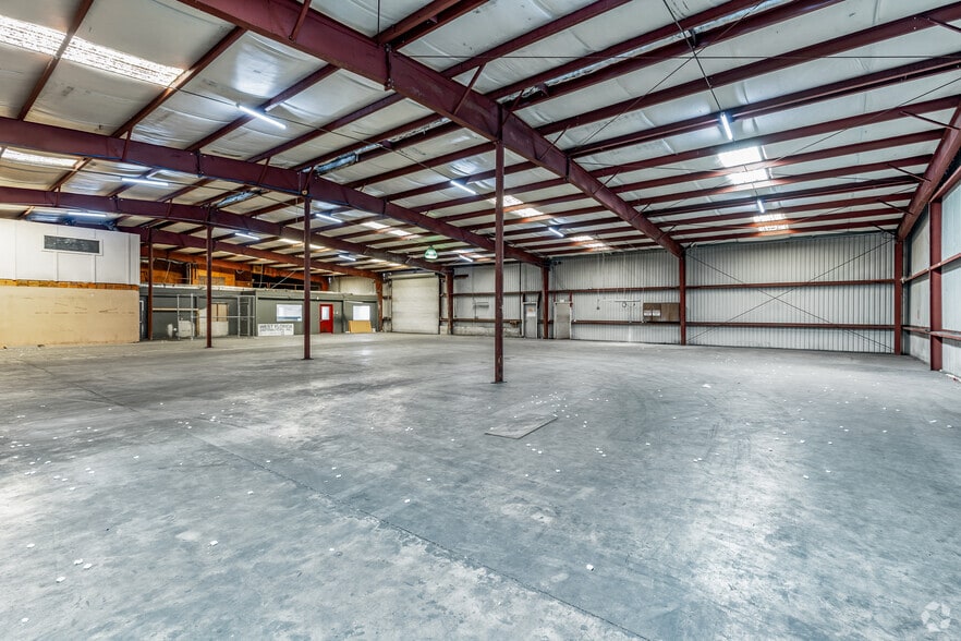 More Photos Of 4500 Carmichael Ave, Sarasota Warehouse For Lease