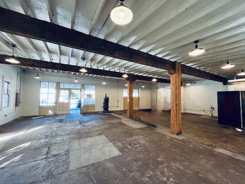 More Photos Of N2048 Spring St, Stockholm General Retail For Lease