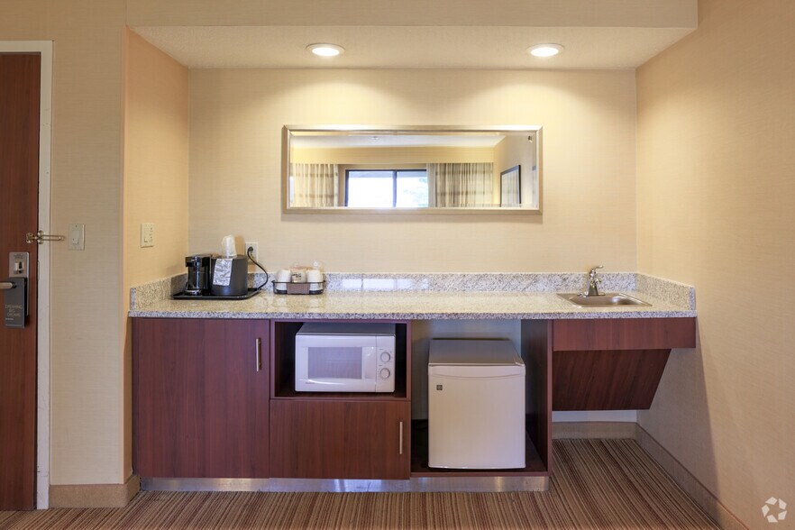 More Photos Of 2 Convention Center Dr, Altoona Hotel For Sale