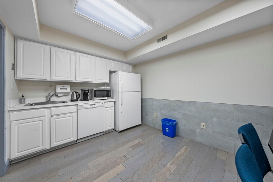 More Photos Of 3 Mapleton Rd, Princeton Office For Sale