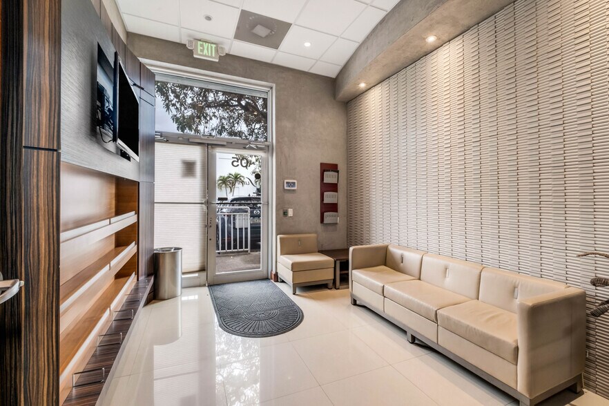 More Photos Of 7620 NW 25th St, Miami Distribution For Sale