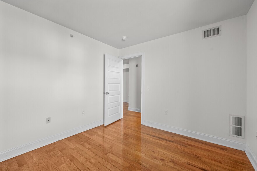 More Photos Of 711 Windsor St, Wilmington Apartments For Sale