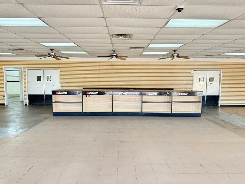 More Photos Of 11104 N Lamar Blvd, Austin Showroom For Lease